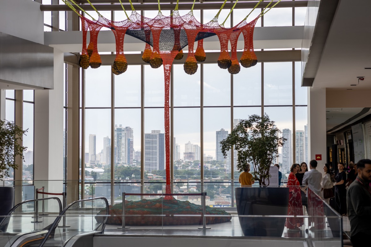 Ernesto Neto, Camelocama, 2010, installation view, Flamboyant Shopping, Goiânia, 2023, photo: Nelson Pacheco